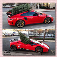 Cuando la Navidad supera a la ficción y sólo tienes un coche deportivo para cargar el abeto