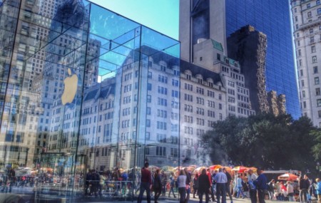 Apple está considerando ampliar su icónica tienda de la Quinta Avenida en Nueva York