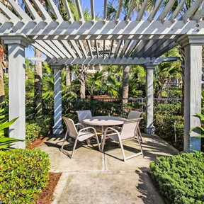 Almacenaje y estilo se unen en este carrito auxiliar de exterior que también podemos usar como isla de cocina 