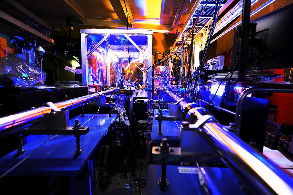 Japón planea acabar con el monopolio de ASML. Está probando la fabricación de chips con aceleradores de partículas