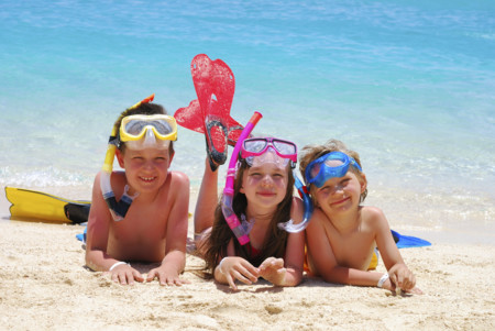 A la playa, sin riesgos: cinco precauciones básicas con los niños