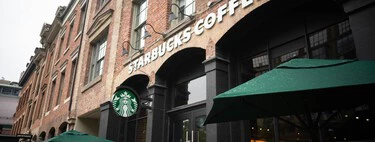 Tras un despido masivo, el CEO de Starbucks exige trabajo duro a quienes siguen. La empresa gasta mucho dinero en su jet privado