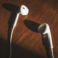 Todos usan los auriculares inalámbricos, pero no saben que los Apple Earpods de toda la vida están a menos de 20 euros  
