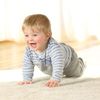 Gateo y salud visual del bebé: por qué es tan importante para el desarrollo del niño gatear antes de caminar