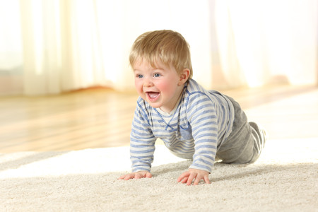 Gateo y salud visual del bebé: por qué es tan importante para el desarrollo del niño gatear antes de caminar