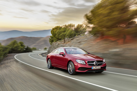 Así de espectacular luce el Mercedes Clase E Coupé, con 333 CV y Drive Pilot