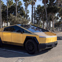 No la quieren ni bañada en oro. Alguien ha pagado 'solo' 100.000 dólares por una Tesla Cybertruck cubierta con 60.000 dólares de oro de 24 quilates 