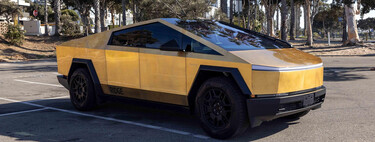 No la quieren ni bañada en oro. Alguien ha pagado 'solo' 100.000 dólares por una Tesla Cybertruck cubierta con 60.000 dólares de oro de 24 quilates 