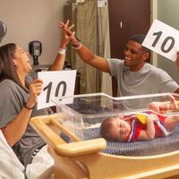 Estos bebés olímpicos recién nacidos se ven adorables con sus trajes tejidos por enfermeras de neonatología    