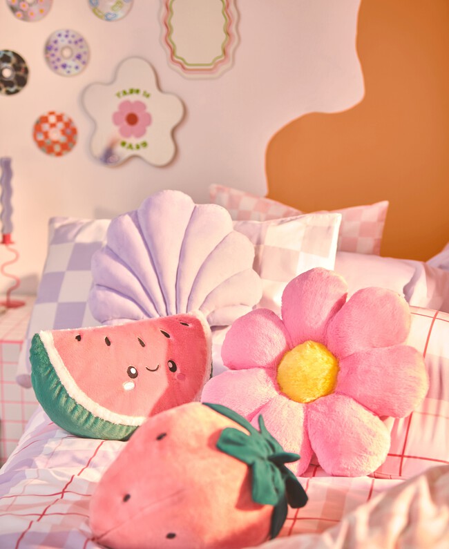 Primark Primark Home Watermelon And Strawberry Cushions 8 Each Checked Double Bedding Set 12 18 Ref1501635