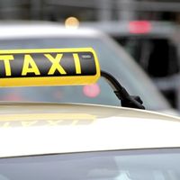 Los taxistas de Vigo se plantean usar falda si el ayuntamiento les prohíbe los pantalones cortos