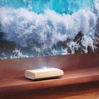 Sin cables ni pantallón a la vista: la solución de Samsung para los que quieren un salón minimalista son sus proyectores de tiro corto
