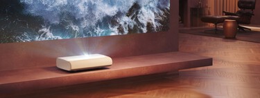 Sin cables ni pantallón a la vista: la solución de Samsung para los que quieren un salón minimalista son sus proyectores de tiro corto
