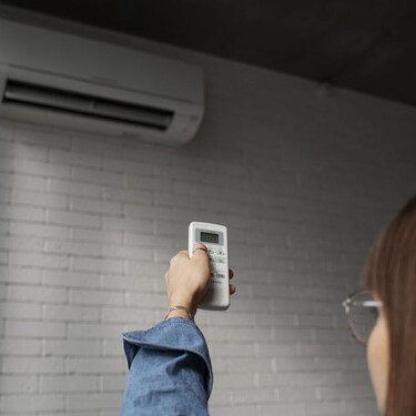 Dejar el aire acondicionado puesto todo el día o apagarlo y encenderlo: los profesionales aclaran qué es mejor y cómo ahorrar más 