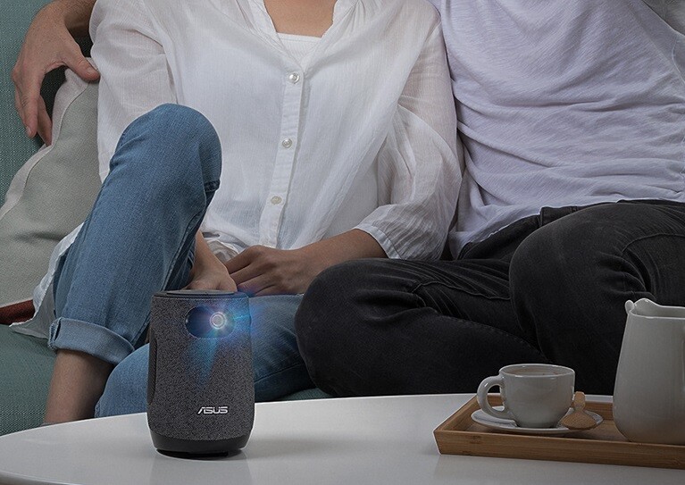 Asus lanza el ZenBeam Latte L1, un proyector LED con forma de taza de café y sonido firmado por Harman Kardon