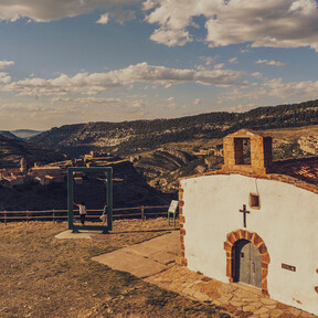 No es el pueblo más visitado del Maestrazgo, pero su ermita y su ubicación lo hacen perfecto para ver el eclipse en Teruel 