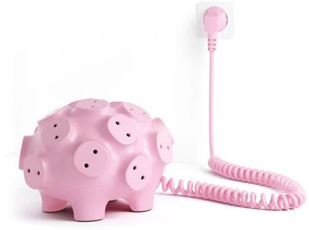 Un cerdito ladrón para compartir enchufes con estilo
