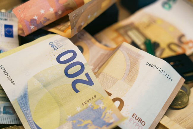 Ganaba más de 2.600 euros al mes y tenía 600.000 euros en el banco: un tribunal la ha obligado a devolver 1.615 euros del subsidio por desempleo
