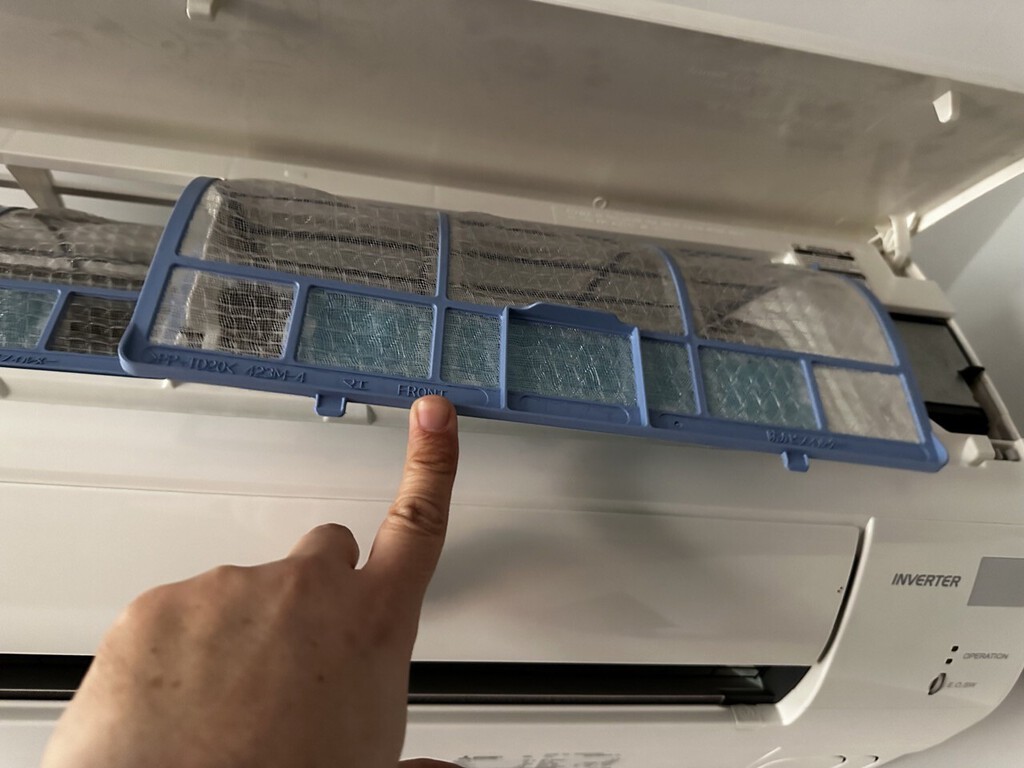 Hay gente que deja abierta la tapa del filtro del aire acondicionado. Daikin y Mitsubishi avisan que no hay que hacerlo