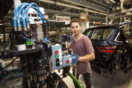 Jorge Lorenzo cambia el mono de cuero por el de trabajo para montar en Martorell su SEAT León Cupra