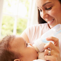 Imagínate no conseguir alimento para tu bebé: los padres están desesperados ante la escasez de leche de fórmula en Estados Unidos  