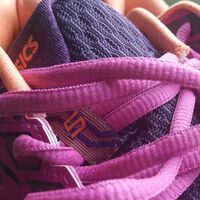 Estas zapatillas Asics comodísimas para correr en la montaña tienen casi 100 euros de descuento y todas las tallas disponibles  