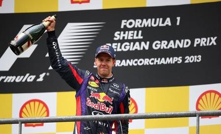 Sebastian Vettel se acerca a Fernando Alonso