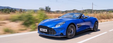 Probamos el Aston Martin Vanquish Volante: la máxima expresión del lujo sin techo pero con un motor V12 de 835 CV sin electrificación que es puro arte