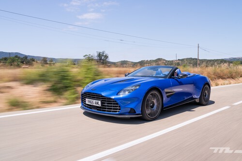 Probamos el Aston Martin Vanquish Volante: la máxima expresión del lujo sin techo pero con un motor V12 de 835 CV sin electrificación que es puro arte