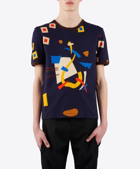 No es una camiseta más. Es la camiseta Bauhaus de J.W. Anderson