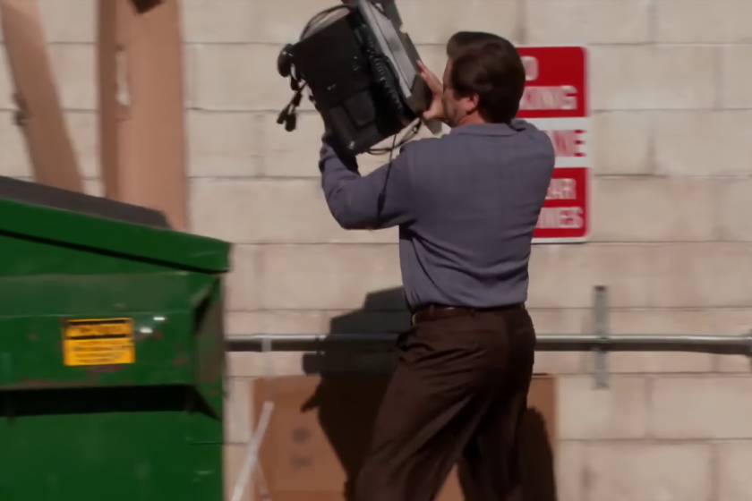 Imagen de Ron Swanson lanzando un PC a la basura