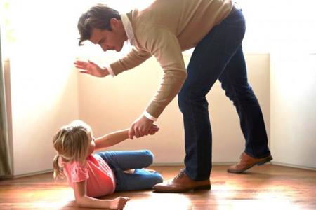 Dice un pedagogo que los cachetes se tienen que dar en un ambiente de cariño, ¿habla de los niños o de las mujeres?