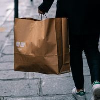 La camisa imprescindible para mantener la elegancia en verano sin pasar calor es de lino, y ahora está rebajada