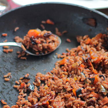 Arroz rojo con verduras: receta muy fácil y saludable de una guarnición original