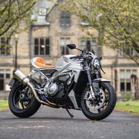 Pilla un babero porque la Norton V4CR es una café-racer muy sexy, potente y exclusiva