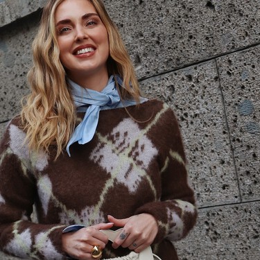 Sfera arrasa con la blusa de lazada más ponible del invierno: elegante y perfecta para llevar con pantalones de vestir