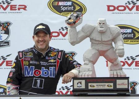 Tony Stewart se hace con la victoria en la Monster Mile de Dover