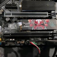 Por no gastar un euro en un tornillo utiliza cinta adhesiva para montar su PC Gaming. Como era de esperar, es una decisión terrible