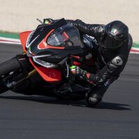 ¡Radical! La nueva Aprilia RSV4 y sus 217 CV ya se han estrenado en Misano, en vídeo y con Max Biaggi a los mandos