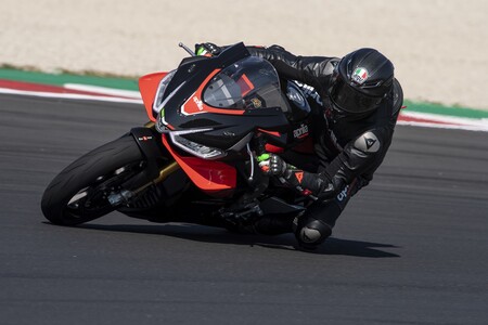 ¡Radical! La nueva Aprilia RSV4 y sus 217 CV ya se han estrenado en Misano, en vídeo y con Max Biaggi a los mandos