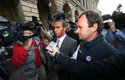 Hamilton y De la Rosa, testigos de McLaren en París