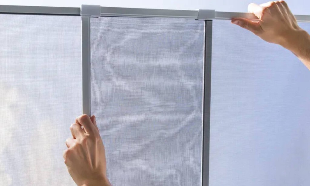 Leroy Merlin arrasa con la mosquitera sin instalación: disfruta del aire de la calle sin que entren mosquitos en casa 