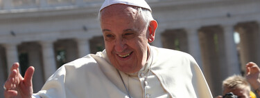 El Papa regañó a una mujer por pedirle que bendijera a su perro: "Muchos niños pasan hambre y tú me traes a un perro" 