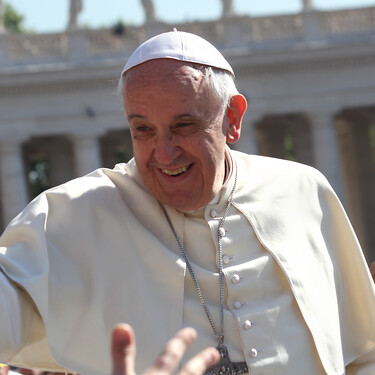 El Papa regañó a una mujer por pedirle que bendijera a su perro: "Muchos niños pasan hambre y tú me traes a un perro" 