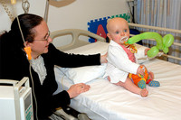 El Hospital de León solo permite visitar una hora al día a los niños ingresados en la UCI