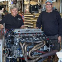 Dos colegas han fabricado un motor V12 casero de 900 CV y lo han hecho volar a 390 km/h en el desierto para pulverizar un récord 