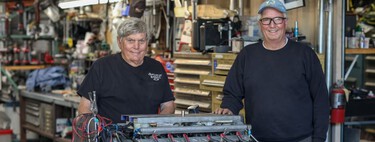 En lugar de jubilarse, estos dos señores fabricaron un motor V12 de 1.200 CV con un objetivo en mente: rozar los 430 km/h en el desierto 