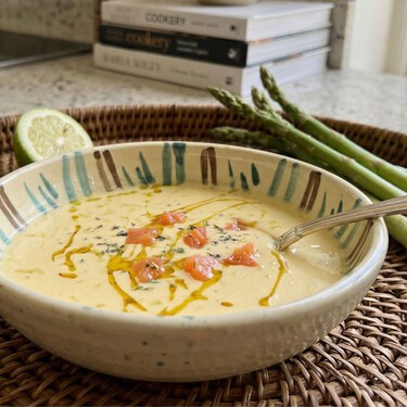 Ni ensalada ni gazpacho: esta crema fría de espárragos es ideal para la temporada de calor; es alta en proteína
 