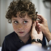 Las familias de niños con sordera reclaman ayudas económicas para hacer frente a los gastos de los implantes cocleares