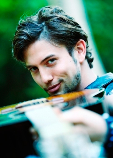 ¿El hijo de Jackson Rathbone saldrá con colmillitos?